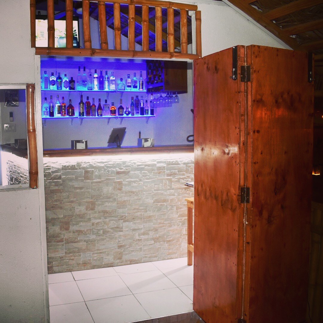 Hiddin Hut Bar & Grill — St. Catherine