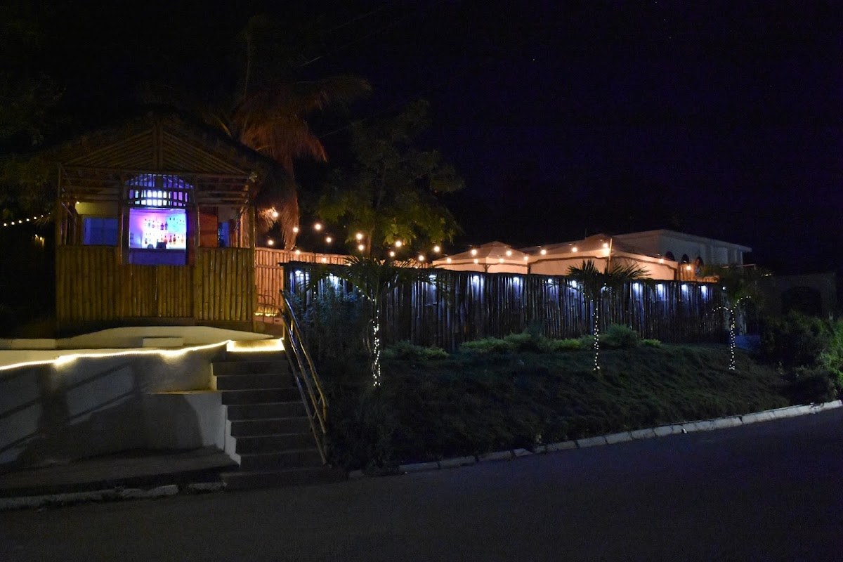 Hiddin Hut Bar & Grill photo 2
