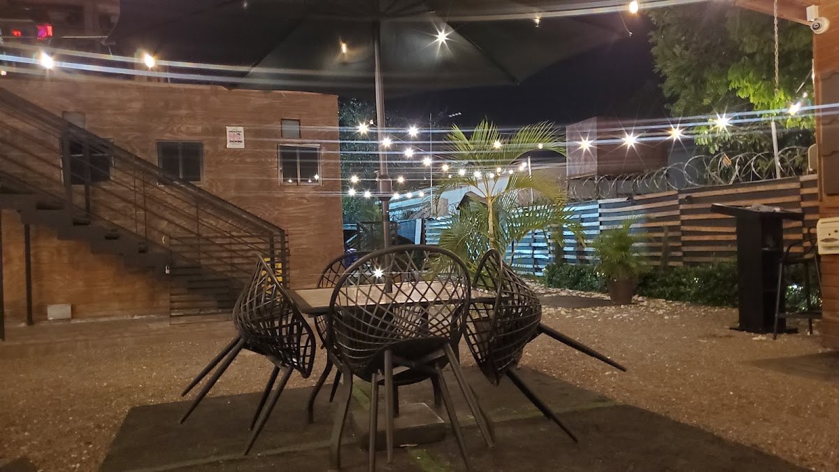 The Yard Bar & Grill — Clarendon
