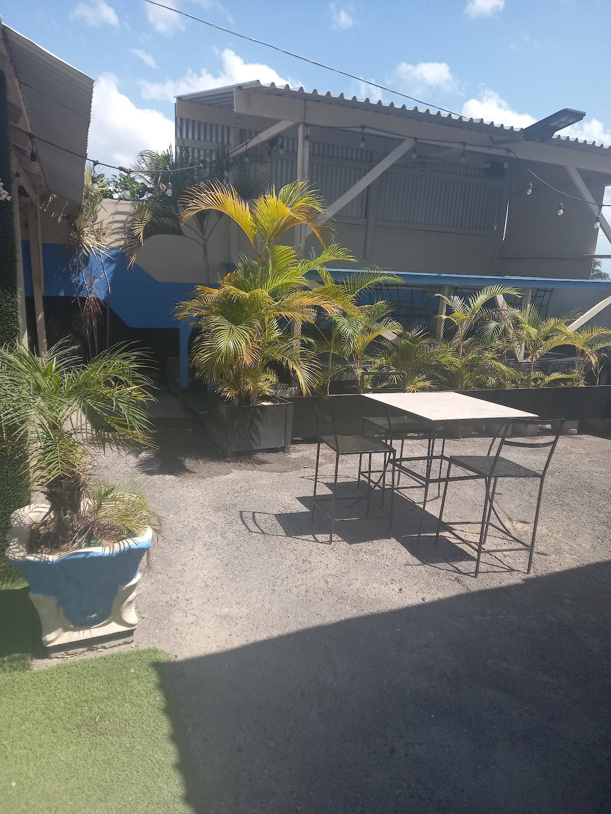 Di Deck Restaurant & Sports Bar photo 3