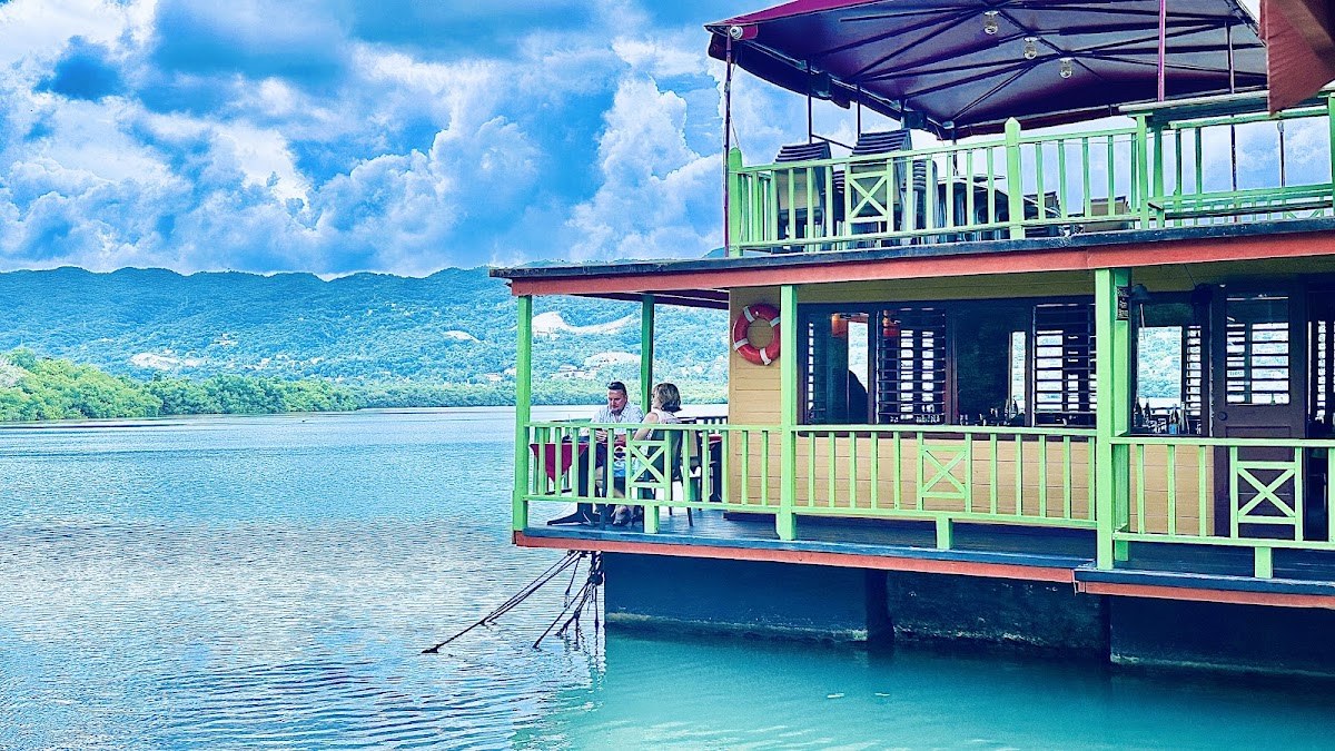 The HouseBoat Grill photo 2