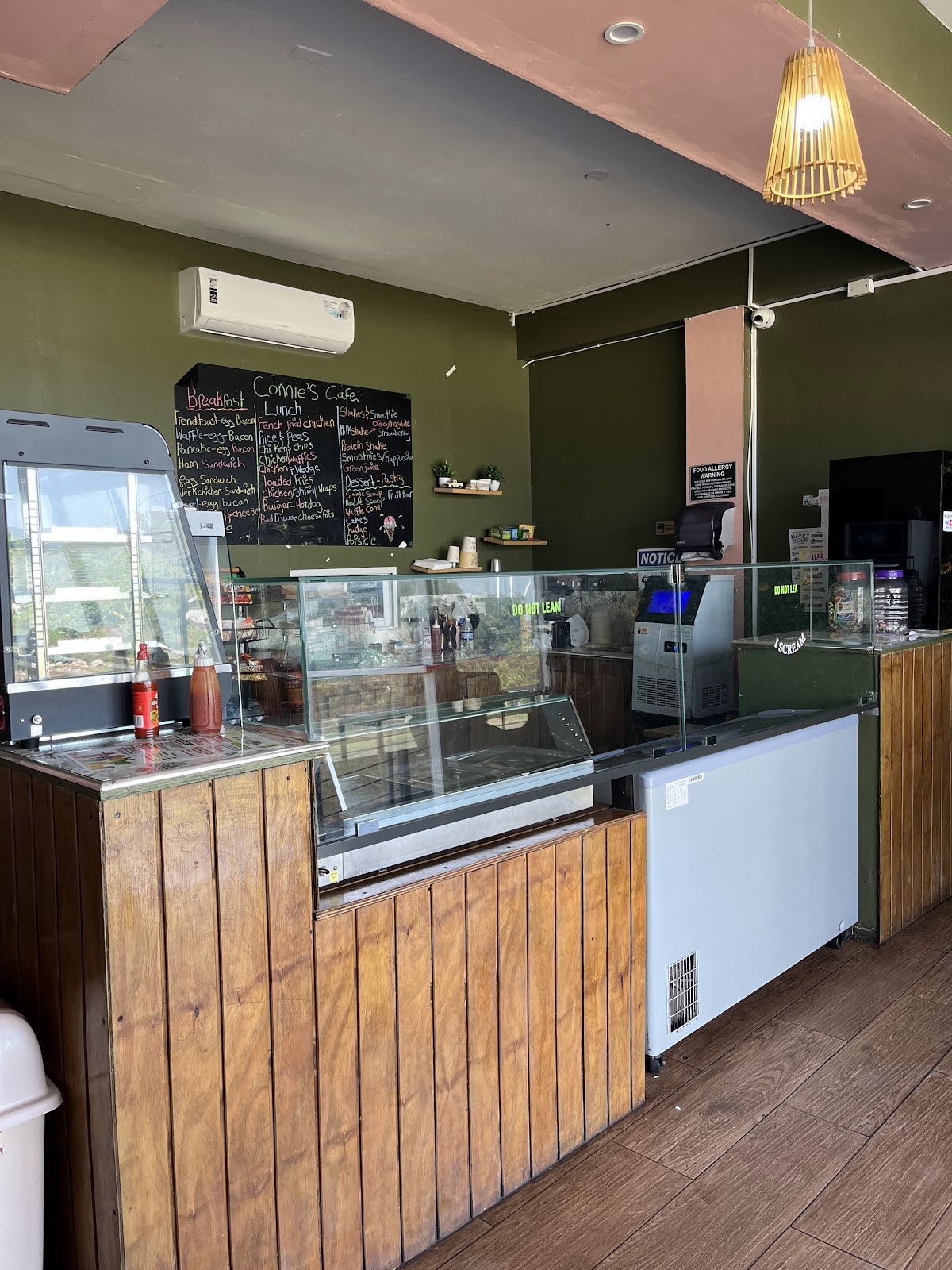 Connie's Cafe and Smoothie Bar — St. Catherine